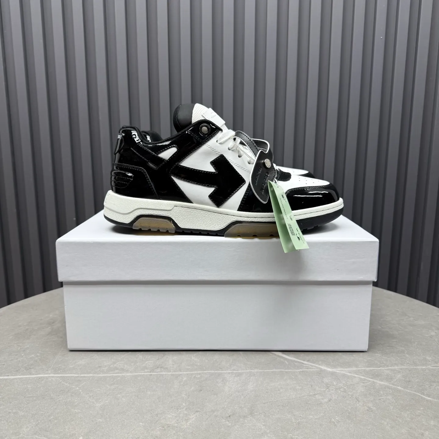 【off- white】P: 620💰Couple model👫, Size: 35-44 (Customized for men 38.45.46) High-quality version👊 "Out of office" series original molding, original lasting, production process 1:1 Original ➰OFF GRAY WHITE OW ➰ First-layer cowhide Imported skin-friendly and environmentally friendly polyester mesh Original molding high elastic and environmentally friendly molding pad Made with the original lasting process. The original molded rubber outsole (never yellows and deforms) has a super correct shape, bright color and strong three-dimensional effect👍. Packaging💯Full set of packaging synchronized with the official website (branded paper, certificate of quality, branded cloth bag)